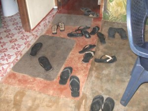 11 Slippers vor dem Haus