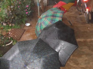12 Regenschirme vor dem Haus